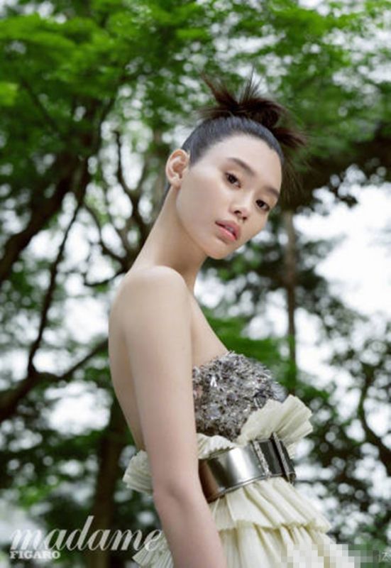 奚夢(mèng)瑤摩登時(shí)裝與古雅背景碰撞，別致之美！